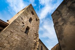 Un torre medievale nel centro storico di Bibbona, borgo della Toscana