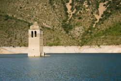 Un tratto del lungofiume di Ainsa, Pirenei, Spagna. Sono poco più di 2 mila gli abitanti che risiedono in questa località della comunità autonoma dell'Aragona.
