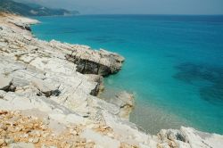 Un tratto di costa rocciosa nei pressi di Lukove in Albania