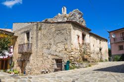 Un vicolo del vecchio centro storico di Satriano di Lucania, Basilicata - © Mi.Ti. / Shutterstock.com