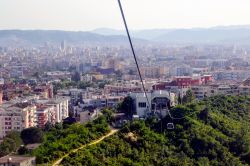 Una bella veduta aerea della città di Tirana, Albania, dalla cabinovia Dajti Express. Sullo sfondo, la stazione bassa della funivia più lunga dei Balcani - © PaulSat / Shutterstock.com ...