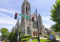Una chiesa in Pechtree Street nella città di Atlanta, Stati Uniti d'America. Di particolare pregio il rosone con le decorazioni sopra l'ingresso principale - © 4kclips / ...