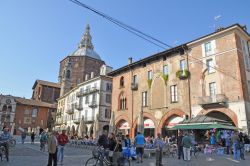 Una piazza nel centro storico di Pavia, capoluogo di provincia della Lombardia.