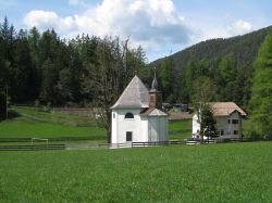 Una piccola chiesa in legno nei dintorni di Salorno