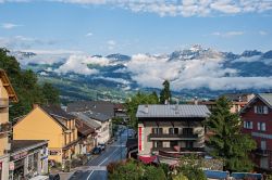 Una strada del centro abitato di Saint-Gervais-les-Bains, Francia. E' un famoso resort sciistico situato nella provincia dell'Alta Savoia nei pressi del Monte Bianco - © Celli07 ...