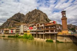 Una veduta della cittadina di Amasya, Turchia: questa bella località dell'Anatolia si affaccia sul fiume Yesilirmak.
