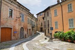 Una via del centro storico di Castell'arquato in  Emilia-Romagna