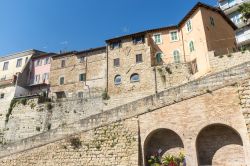 Uno scorcio delle case storiche di Camerino, il borgo della provincia di Macerata (Marche)