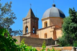 Uno scorcio di una chiesa nel centro di Laconi in Sardegna