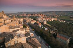 Veduta dall'alto di Fermo all'alba, Marche. Oltre alle bellezze architettoniche e storiche, passeggiando per la cittadina e i suoi dintorni si possono ammirare splendidi panorami naturalistici.


 ...
