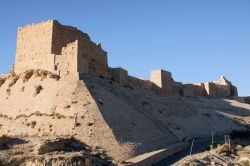 Veduta del castello di Karak dalla Strada dei Re, Giordania. Fiancheggiata dai resti di avamposti e fortilizi crociati, dalla King's Road si può ammirare il castello di Kerak, una ...