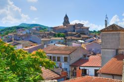 Veduta del centro abitato di Satriano di Lucania, Basilicata, con la torre campanaria sullo sfondo - © Mi.Ti. / Shutterstock.com