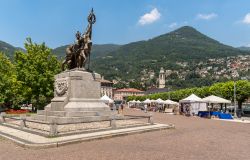 Veduta di Piazza Risorgimento e il mercato di Cernobbio, Lombardia - © elesi / Shutterstock.com