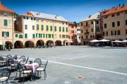Veduta di Piazza Vittorio Emanuele II° a Finale Ligure, provincia di Savona (Liguria) - © MarkUK97 / Shutterstock.com