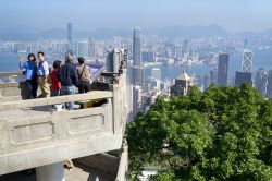 La suggestiva vista panoramica su Hong Kong dal belvedere di Victoria Peak, la collina più alta della città.