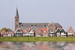 Panorama di Volendam, Olanda - Il suo aspetto è particolarmente incantevole arrivando in battello. Il villaggio è costruito lungo la diga intorno a un porticciolo ben conservato ...
