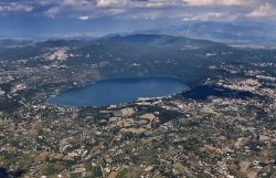 Vista aerea del Lago Albano: volo sui Castelli ...