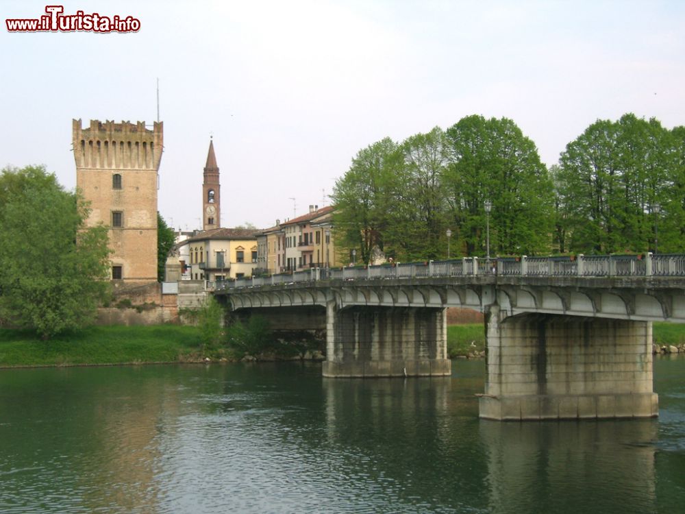 Immagine Ponte sul fiume Adda e borgo di Pizzighettone, provincia di Cremona (Lombardia)