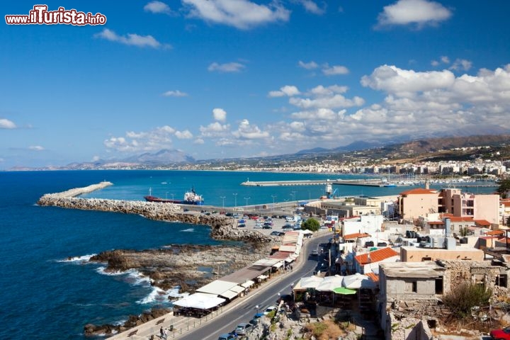 Immagine Il porto di Rethymno a Creta, Grecia - © DimasEKB / Shutterstock.com