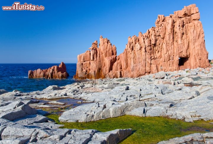 Immagine Rocce rosse sulla spiaggia di Tortolì in Sardegna - © Tilo G / Shutterstock.com