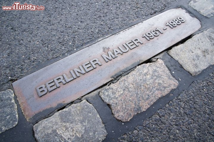 Immagine Targa commemorativa caduta del  Muro di Berlino - © Christian Draghici / Shutterstock.com