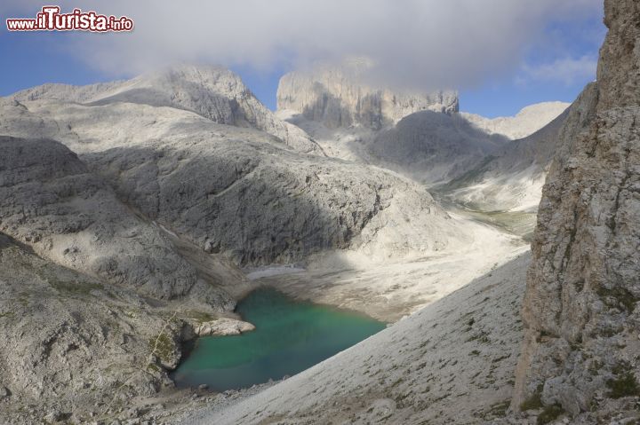 Immagine Trekking al laghetto di Antermoia, sul Gruppo del Catinaccio ad ovest di Mazzin, Val di Fassa (Trentino) -  credits Nicola Angeli