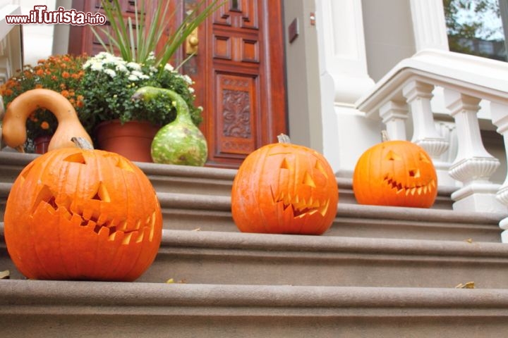 Immagine Zucche di Halloween a New York, Stati Uniti. Le simpatiche zucche intagliate in occasione della celebre festa di Halloween, grande evento per la città di New York