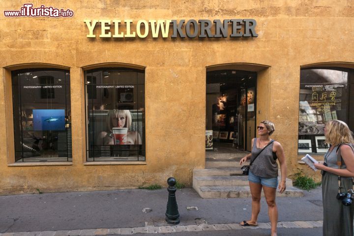Immagine Yellow Korner photo gallery ad Aix-en-Provence, Francia - La facciata della galleria fotografica Yellow Korner ospitata al civico numero 25 di rue Papassaudi © Ivica Drusany / Shutterstock.com