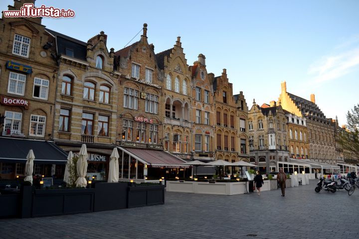 Immagine Ypres (Ieper), centro storico: il centro della città presenta i consueti edifici con i tetti a gradoni tipici della regione delle Fiandre.