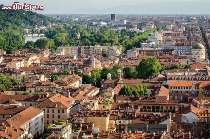 Immagine La vista di Torino fotografata dalla cima della Mole Antonelliana. L'edificio accoglie il museo Nazionale del Cinema  - © Marco Saracco / Shutterstock.com