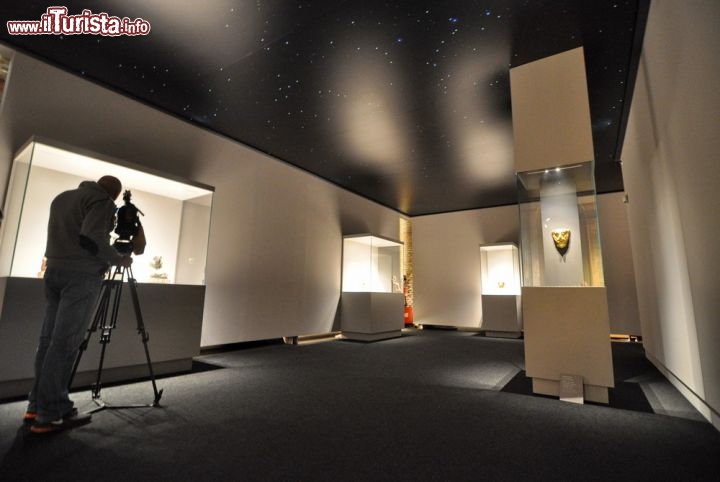 Zona egizia alla mostra di Vicenza: da notare il cielo stellato sulla volta, che introduce al tema della sera (Sala 2)