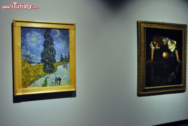 Van Gogh e Caravaggio: due capolavori fianco a fianco alla mostra nella Basilica Palladiana di Vicenza. A sinistra il Sentiero di notte in Provenza, con gli inconfondibili colpi di pennello di Vincent Van Gogh, a destra il Narciso con gli espressivi chiaroscuri di Michelangelo Merisi, detto il Caravaggio