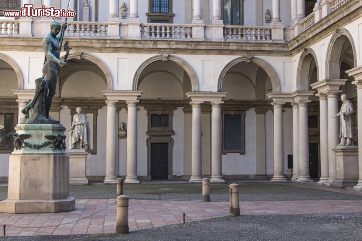 Immagine Coorte interna di Palazzo Brera a Milano, la sede della Galleria Nazionale d'arte antica e moderna (Pinacoteca di Brera) - © PhotoWeges / Shutterstock.com