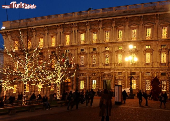 Immagine Palazzo Marino a Natale: le luminarie di Piazza della Scala a Milano - © MaPaSa / Shutterstock.com
