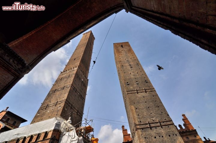 Immagine Garisenda e Torre degli Asinelli fotografate da un portico in centro a Bologna