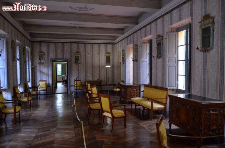 Immagine Uno dei vasti ambienti di Maison Napoleon ad Ajaccio. Gli arredi sono originali.