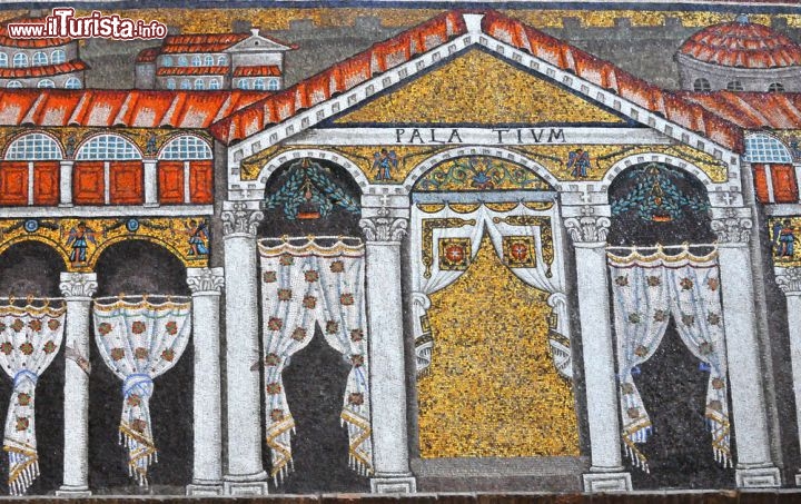Immagine Il Palazzo di Teodorico come è stato raffigurato nel mosaico di Sant'Apollinare Nuovo a Ravenna  - © mountainpix / Shutterstock.com