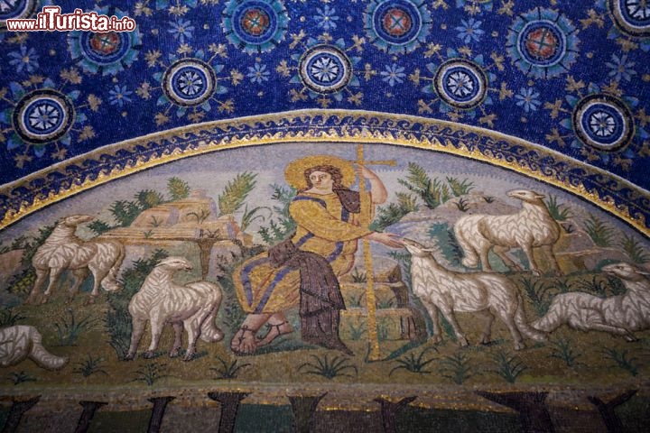 Immagine Il Buon Pastore, uno dei mosaici più noti all'interno del Mausoleo di Galla Placidia, tra i Patrimoni UNESCO di Ravenna - © vvoe / Shutterstock.com
