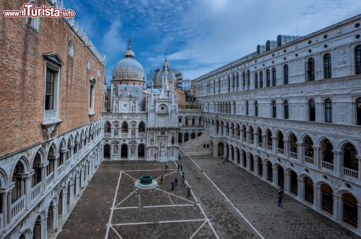 Immagine Cortile interno del Palazzo Ducale di Venezia, in secondo piano le cupole della Basilica di San Marco - © javarman / Shutterstock.com