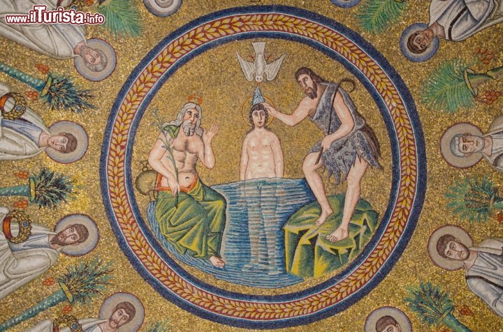 Immagine Battesimo di Gesu, la scena centrale dei mosaici del Battistero degli Ariani di Ravenna - © Michal Szymanski / Shutterstock.com