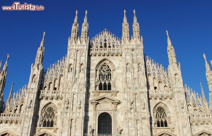 Immagine La magnifica facciata gotica del Duomo di Milano in una giornata di sole - © alessandro0770 / Shutterstock.com