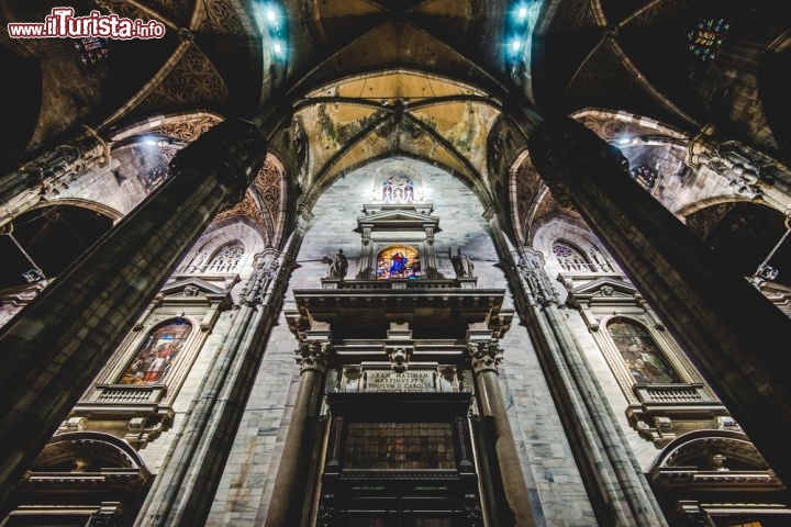 Immagine Fotografia dell'interno del Duomo di Milano, scattata da una delle due navate laterali  - © UMB-O / Shutterstock.com