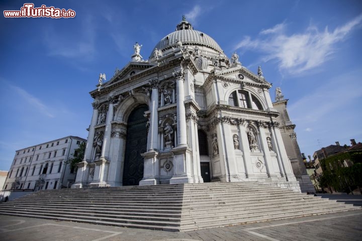 Immagine Immagine grandangolare della Basilica di Santa Maria della Salute a Venezia - © Renata Sedmakova / Shutterstock.com