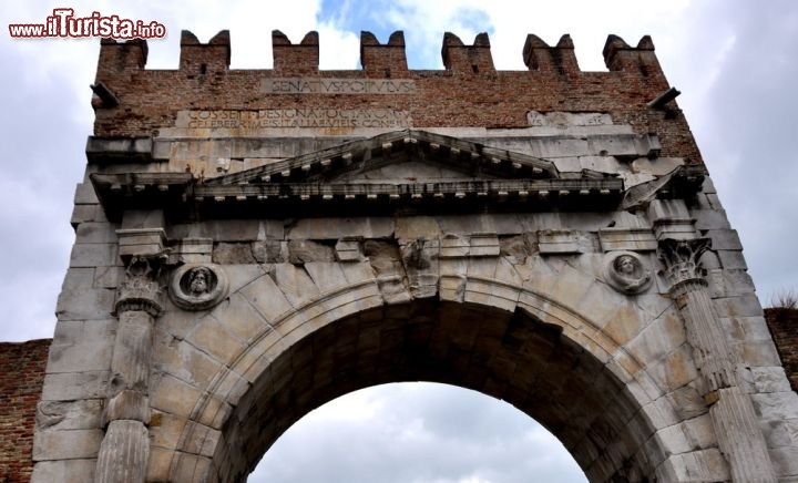Immagine Particolare dell'Arco di Augusto (Lato meridionale) di Rimini