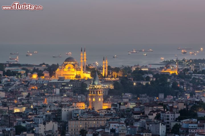 Immagine Istanbul by night: la Torre di Galata in primo piano, la moschea di Suleymaniye camii (Solimano il Magnifico) più indietro - © Mehmet Cetin
/ Shutterstock.com