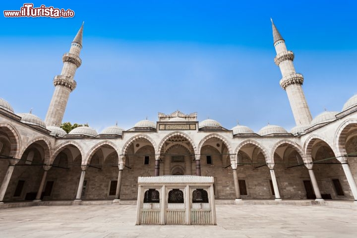 Immagine La piu grande moschea di Istanbul è senza dubbio la Suleymaniye camii, ovvero la Moschea di Solimano il Magnifico, si trova in cima ad una collina. nel Quartiere dei Bazar - © dibrova / Shutterstock.com