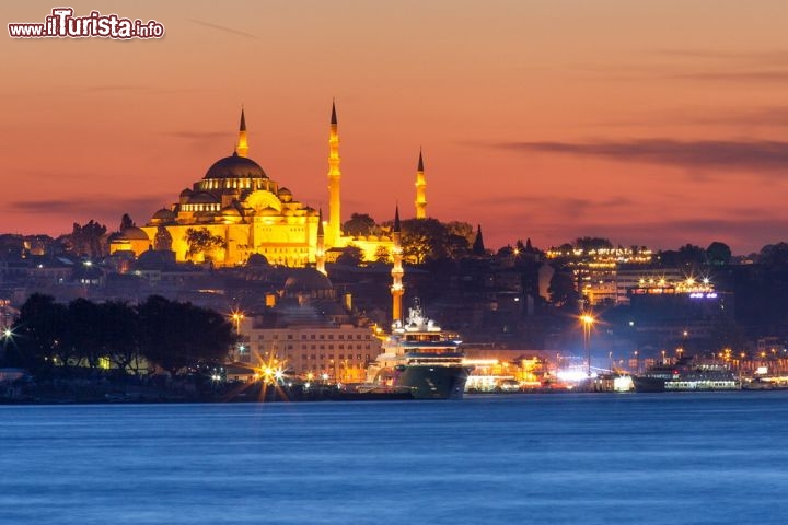 Immagine Suleymaniye camii fotografata al tramonto dalle sponde del Bosforo ad Istanbul - © Mehmet Cetin / Shutterstock.com