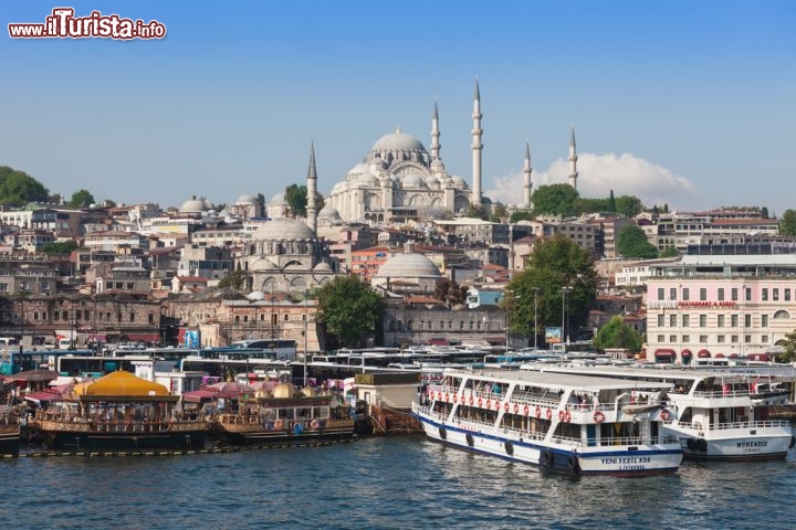Immagine Traghetti sul Corno d'oro, in alto la moschea di Solimano il Magnifico, la più grande di tutta Istanbul  - © saiko3p / Shutterstock.com