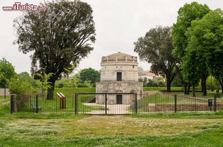 Immagine Ingresso del Mausoleo di Teodorico, uno dei monumenti più famosi della città di Ravenna - © TixXio / Shutterstock.com