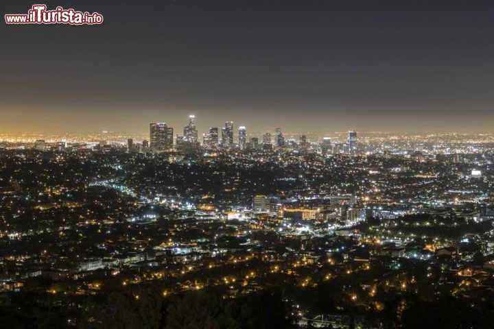 Immagine Panorama notturno di Hollywood e Los Angeles fotografato dal Griffith Park - © trekandshoot / Shutterstock.com
